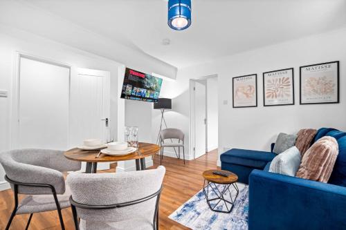 Comfortable 1 Bed Apt, Sleeps 4, Parking, Great for Contractors, Families and Leisure Stays, West Mi in Droitwich