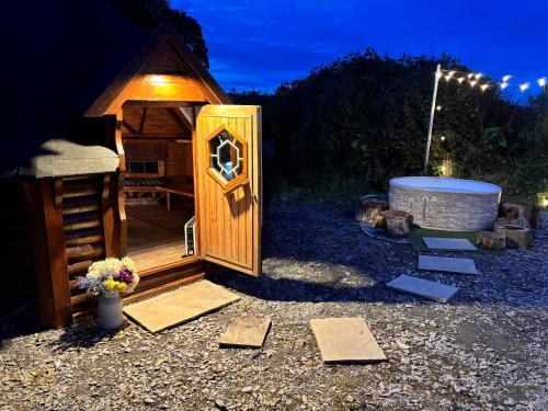 Hobbit Haven Hot Tub and Countryside Bliss