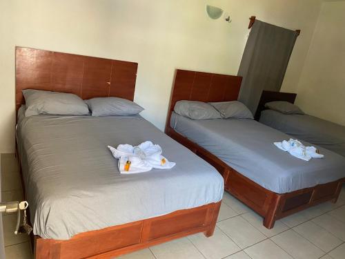 2 double beds, 1 twin bed
