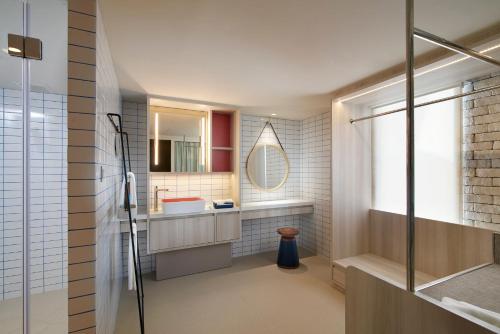 room detail thumbnail 2
