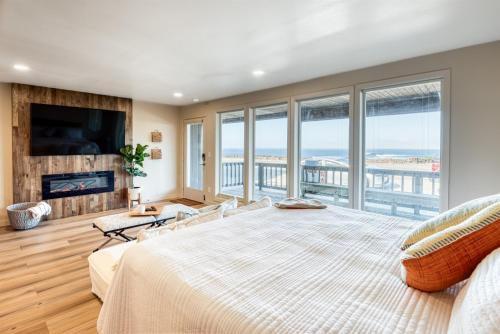. Bay Suites Studio A Modern Coastal Escape in the Heart of Depoe Bay