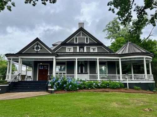 Intermission Hogan House in Hogansville, USA
