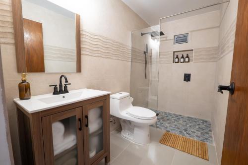 ห้องน้ำ, Oceanview Coastal Retreat - 2BR Getaway in อนาสโก