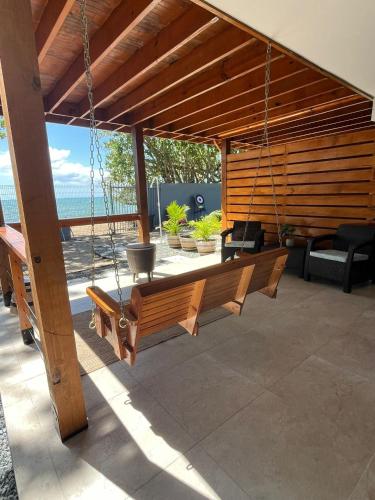 Oceanview Coastal Retreat - 2BR Getaway in อนาสโก