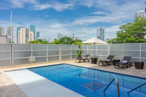 Swimming pool, Courtyard by Marriott Panama Multiplaza Mall in Panama City