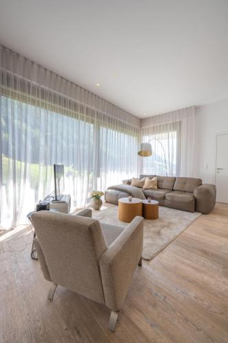 Felles stue/TV-område, Exclusive Apartment near Ischgl with Spa Area in house in Ulmich
