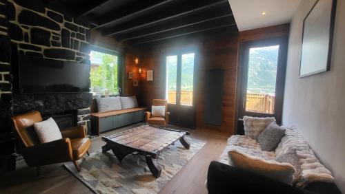 Chalet Otsoak Chalet privé 3 chambres 6 personnes avec grande terrasse, garage couvert, vue montagnes à St Lary village