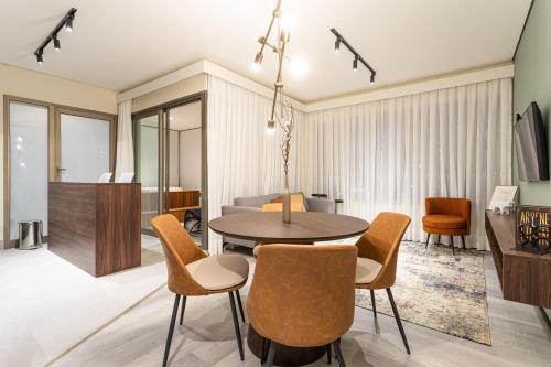 บริการและสิ่งอำนวยความสะดวก, Iconyc House of Charlie in เซาเด