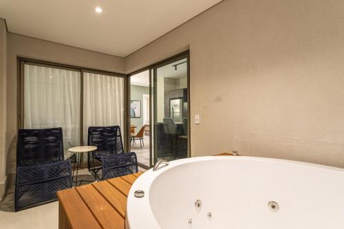 อ่างแช่น้ำร้อน, Iconyc House of Charlie in เซาเด