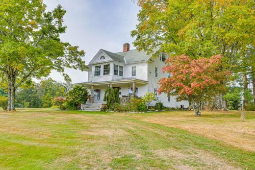 Game Room, Yard and Fire Pit Spacious Catskills Gem in 傑維斯港