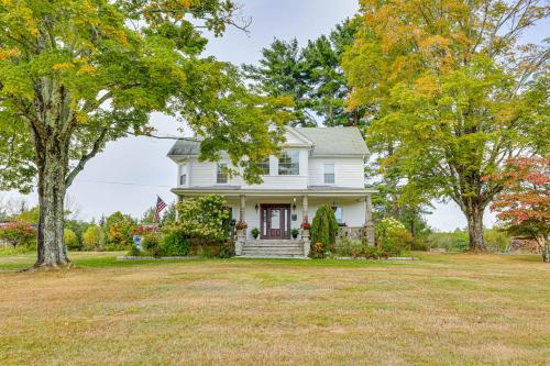 Game Room, Yard and Fire Pit Spacious Catskills Gem in 傑維斯港