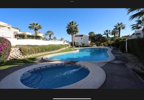 Modern, lovely, poolside 2 bedroom apartment – khách sạn tại Castillo de Don Juan