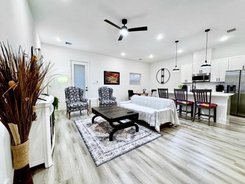 Quiet stylish home close to downtown and airport