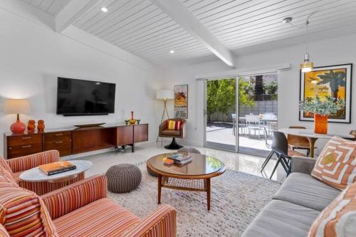 Villa Reel Paradise - Mid Century House thumb 3