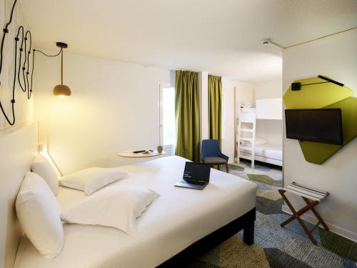 1 double bed, 2 twin beds