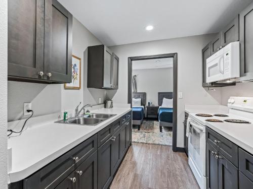 Baymont by Wyndham Ocala Suites - 주방