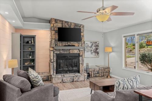 . Cozy Bike-In & Out Retreat - Fire Pit Pet Friendly