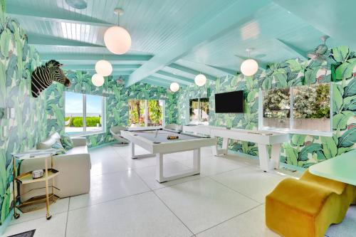 Sirena Key - Luxury Oceanfront Estate, Pool, Guest Cottage, Dock, 30min to Key West in Ramrodkija (FL)