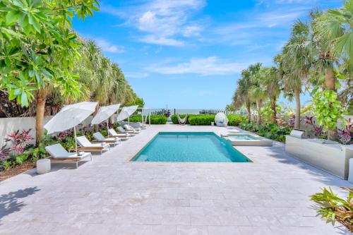 Sirena Key - Luxury Oceanfront Estate, Pool, Guest Cottage, Dock, 30min to Key West in Ramrodkija (FL)