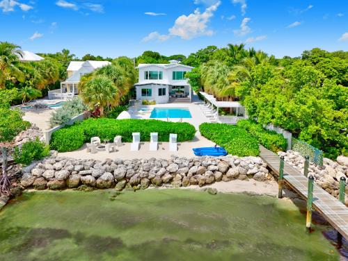 Sirena Key - Luxury Oceanfront Estate, Pool, Guest Cottage, Dock, 30min to Key West in Ramrodkija (FL)