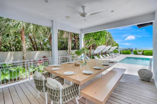 Sirena Key - Luxury Oceanfront Estate, Pool, Guest Cottage, Dock, 30min to Key West in Ramrodkija (FL)