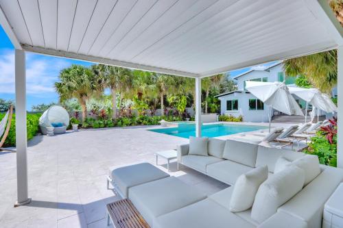 Sirena Key - Luxury Oceanfront Estate, Pool, Guest Cottage, Dock, 30min to Key West in Ramrodkija (FL)