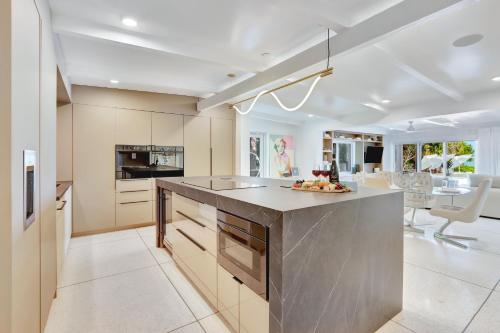 Sirena Key - Luxury Oceanfront Estate, Pool, Guest Cottage, Dock, 30min to Key West in Ramrodkija (FL)
