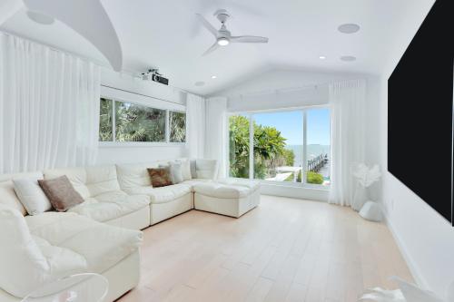 Sirena Key - Luxury Oceanfront Estate, Pool, Guest Cottage, Dock, 30min to Key West in Ramrodkija (FL)