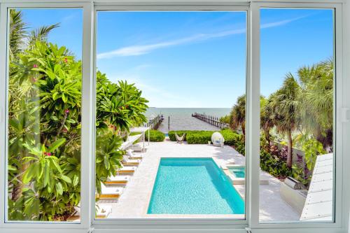 Sirena Key - Luxury Oceanfront Estate, Pool, Guest Cottage, Dock, 30min to Key West in Ramrodkija (FL)