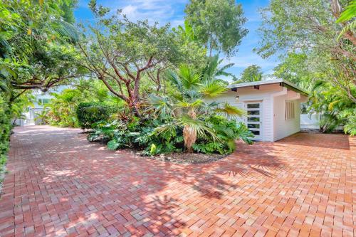 Sirena Key - Luxury Oceanfront Estate, Pool, Guest Cottage, Dock, 30min to Key West in Ramrodkija (FL)