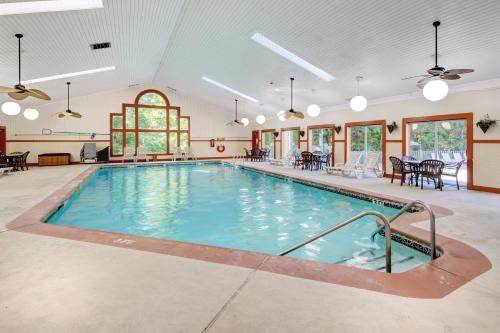 POCONO MOUNTAIN VILLAS BY EXPLORIA RESORTS - 수영장