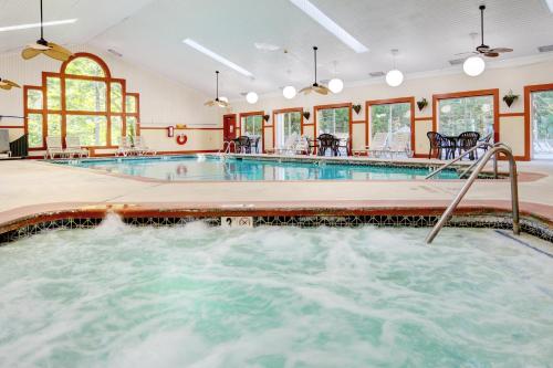 POCONO MOUNTAIN VILLAS BY EXPLORIA RESORTS - 수영장