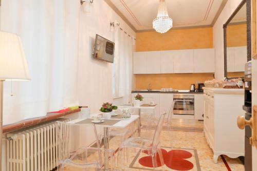Palazzo Mari suite & rooms b&b in Монтеваркі