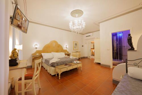 Palazzo Mari suite & rooms b&b in Монтеваркі