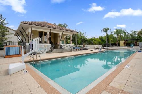 Cozy & Elegant 4BR Enchanted Townhouse - 1 Mile to Disney with Resort Pool, Gym, & Jacuzzi