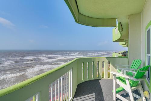 Galveston Condo with Pool Access Walk to Beach! in Galveston, USA