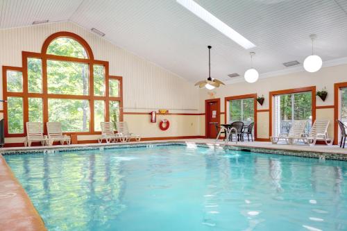 POCONO MOUNTAIN VILLAS BY EXPLORIA RESORTS - 수영장