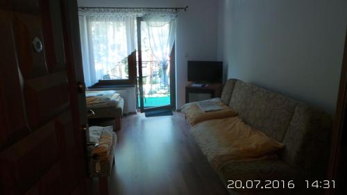 2 twin beds, 1 sofa bed