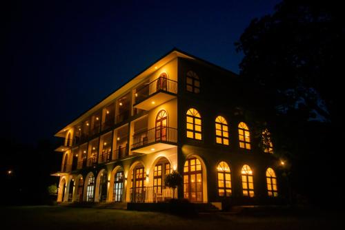 Viesnīcas āriene, The Pavilion at Riverside Park in Purura