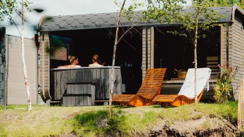 Hot tub, Schlaffass Natursee-Chalet mit Sanitarfass,Hot Tub,Sauna,Jacuzzi,angeln in Twist