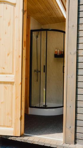 Shower, Schlaffass Natursee-Chalet mit Sanitarfass,Hot Tub,Sauna,Jacuzzi,angeln in Twist