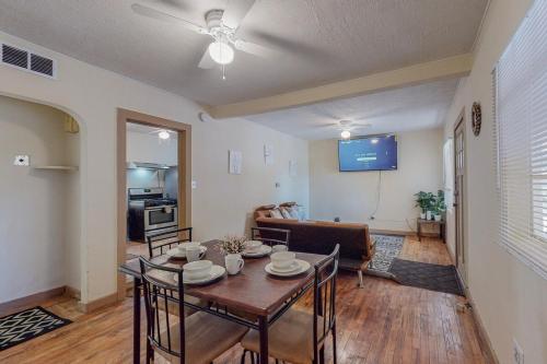 Charming Casita with 3br with Parking & Wifi!