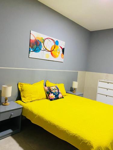 Large 1 bedroom Apt with sofa bed 6 min walk from the beach
