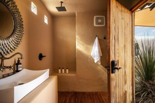 Baño, Desert Pearl ⁠— Quick Drive from Big Bend in Terlingua (Texas)