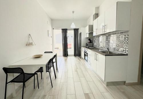 Cotillo Luna en centro, 1 min de la playa, cocina completa y WIFI in เอลโกติโย