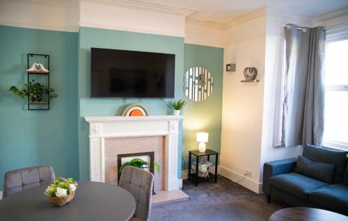 The Channel View, 4 bedrooms, 4 beds, FREE parking, 3 minutes from the beach