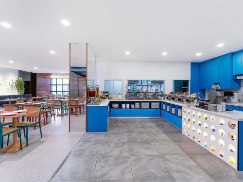 Restaurant, Ibis Styles Kuala Lumpur Bukit Bintang near Hawker Stalls in Chinatown