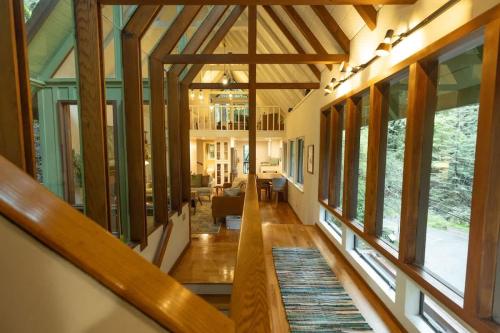 Redwood Treehouse Retreat Near Muir Woods w Deck