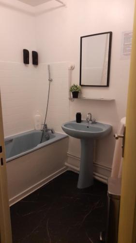 Bathroom, Male shared room daily stay from 8pm-10am in Bobigny