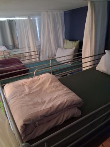 Male shared room daily stay from 8pm-10am in Bobigny